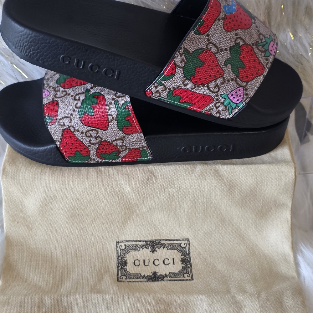 Gucci Strawberry Print Slides-Fits Size 7 or 7.5 WOMEN